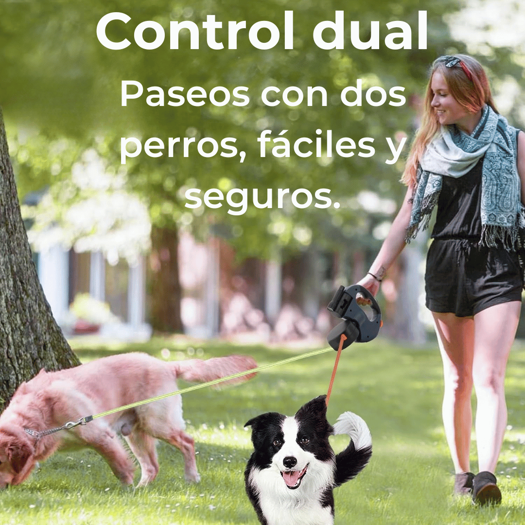 Imagen de una mujer paseando dos perros en un parque, usando una correa dual innovadora que garantiza control dual para paseos seguros y fáciles. El eslogan 'Control dual. Paseos con dos perros, fáciles y seguros' resalta la experiencia cómoda y práctica de este sistema de correa para dueños que buscan seguridad y eficiencia en cada salida.