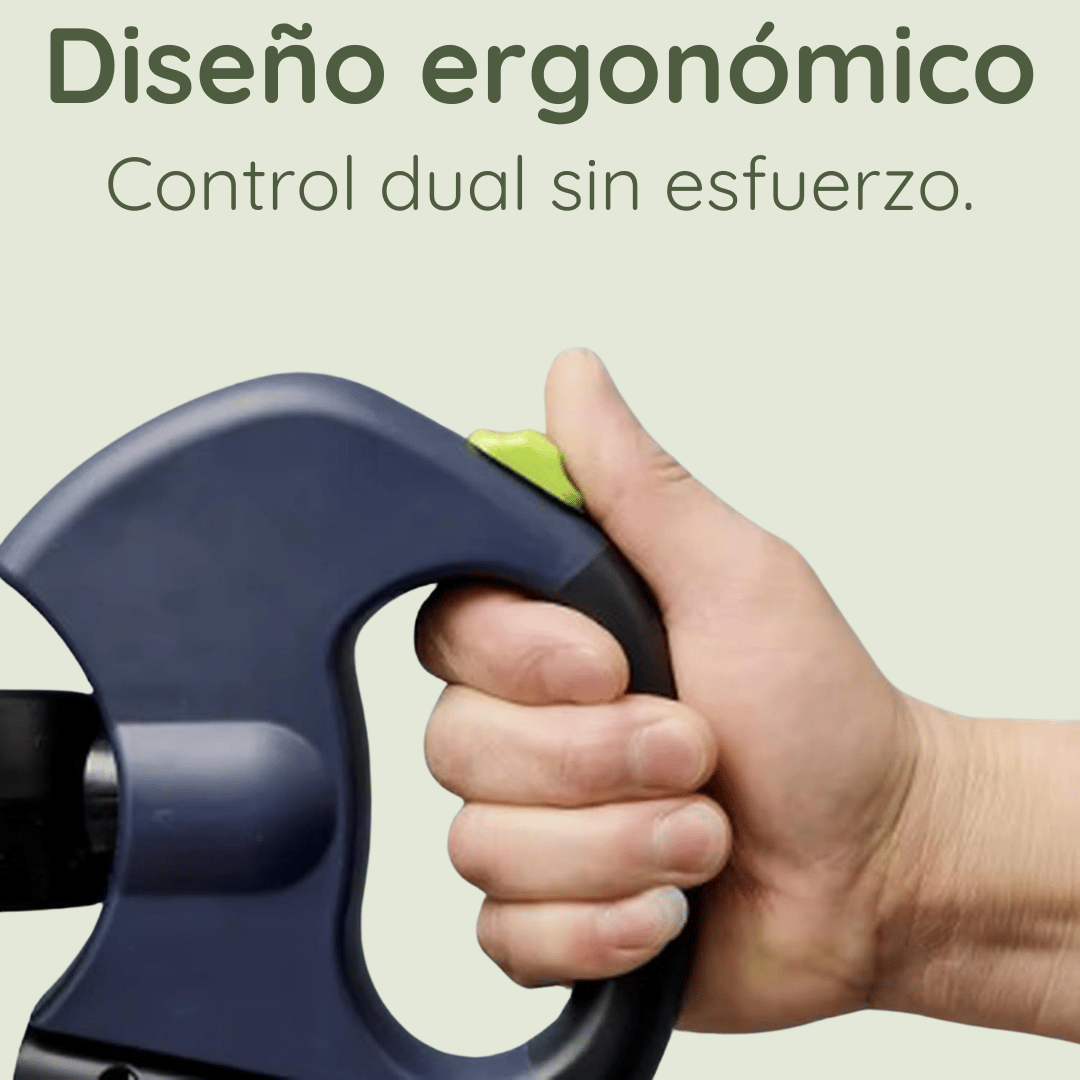 Imagen en primer plano de una mano sosteniendo un dispositivo ergonómico con botón verde, resaltando su control dual sin esfuerzo; diseñado para optimizar la seguridad y comodidad en paseos con correas para perros.